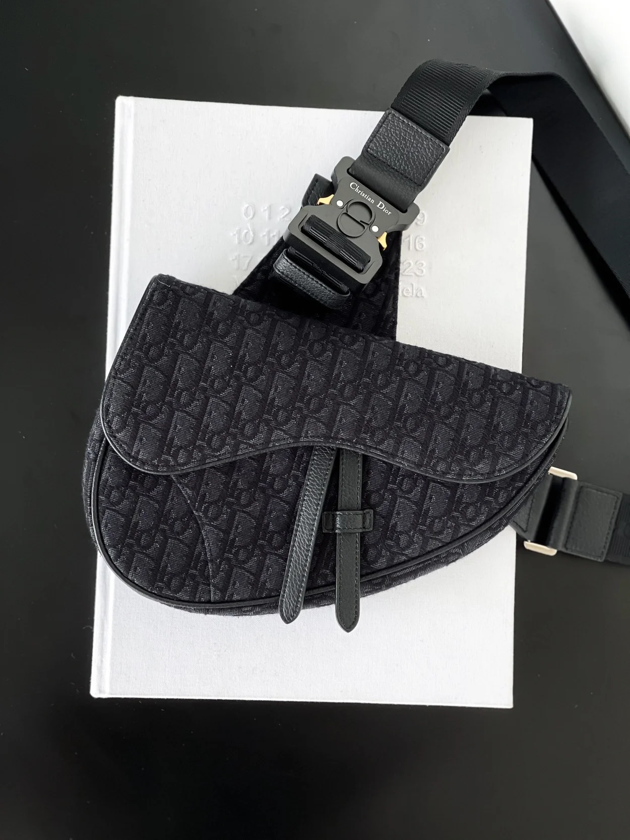 디올 새들백 블랙 오블리크 자카드