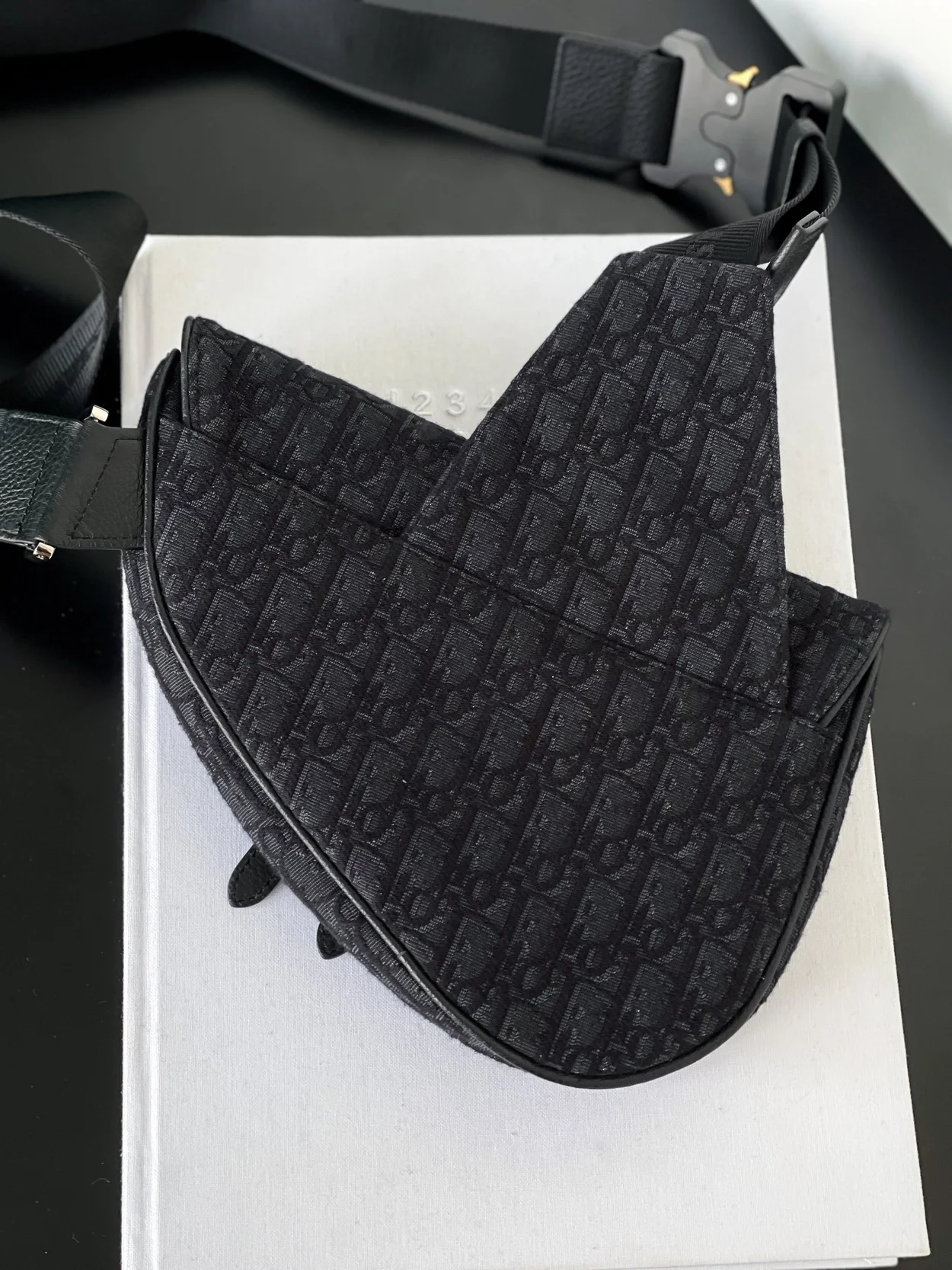 디올 새들백 블랙 오블리크 자카드