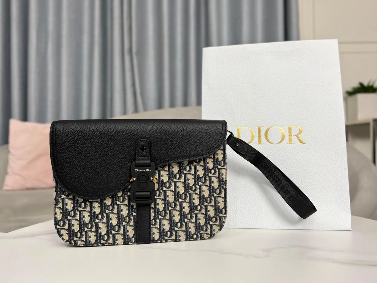 디올 오블리크 새들 A4 파우치