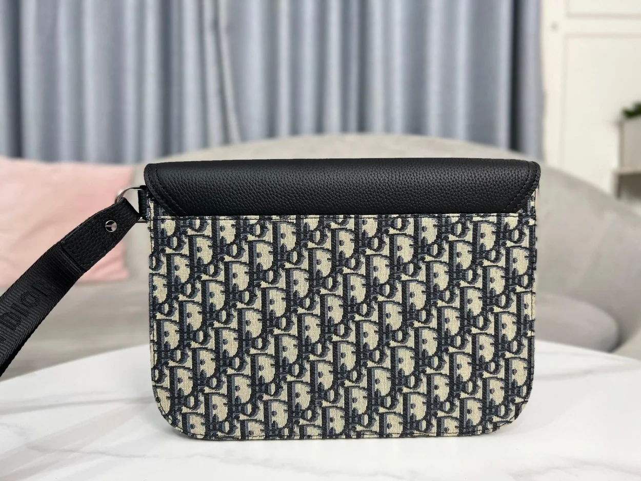 디올 오블리크 새들 A4 파우치