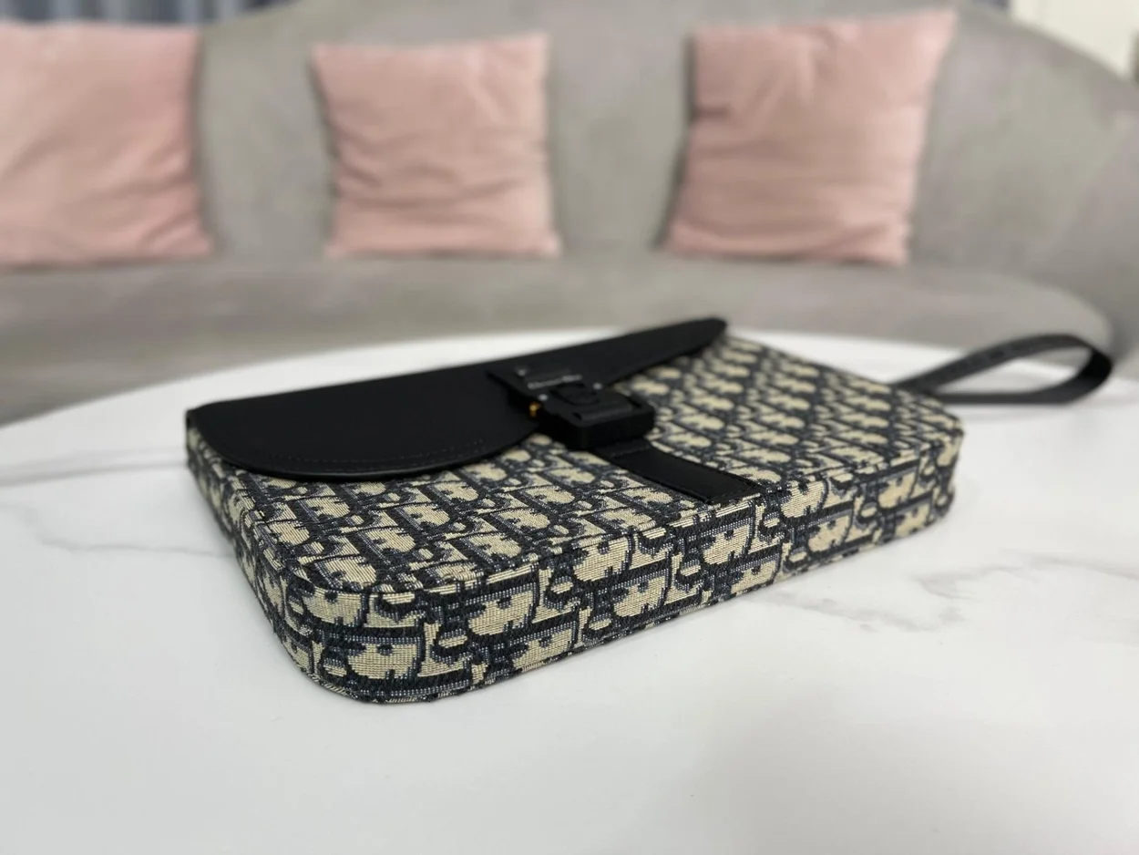 디올 오블리크 새들 A4 파우치