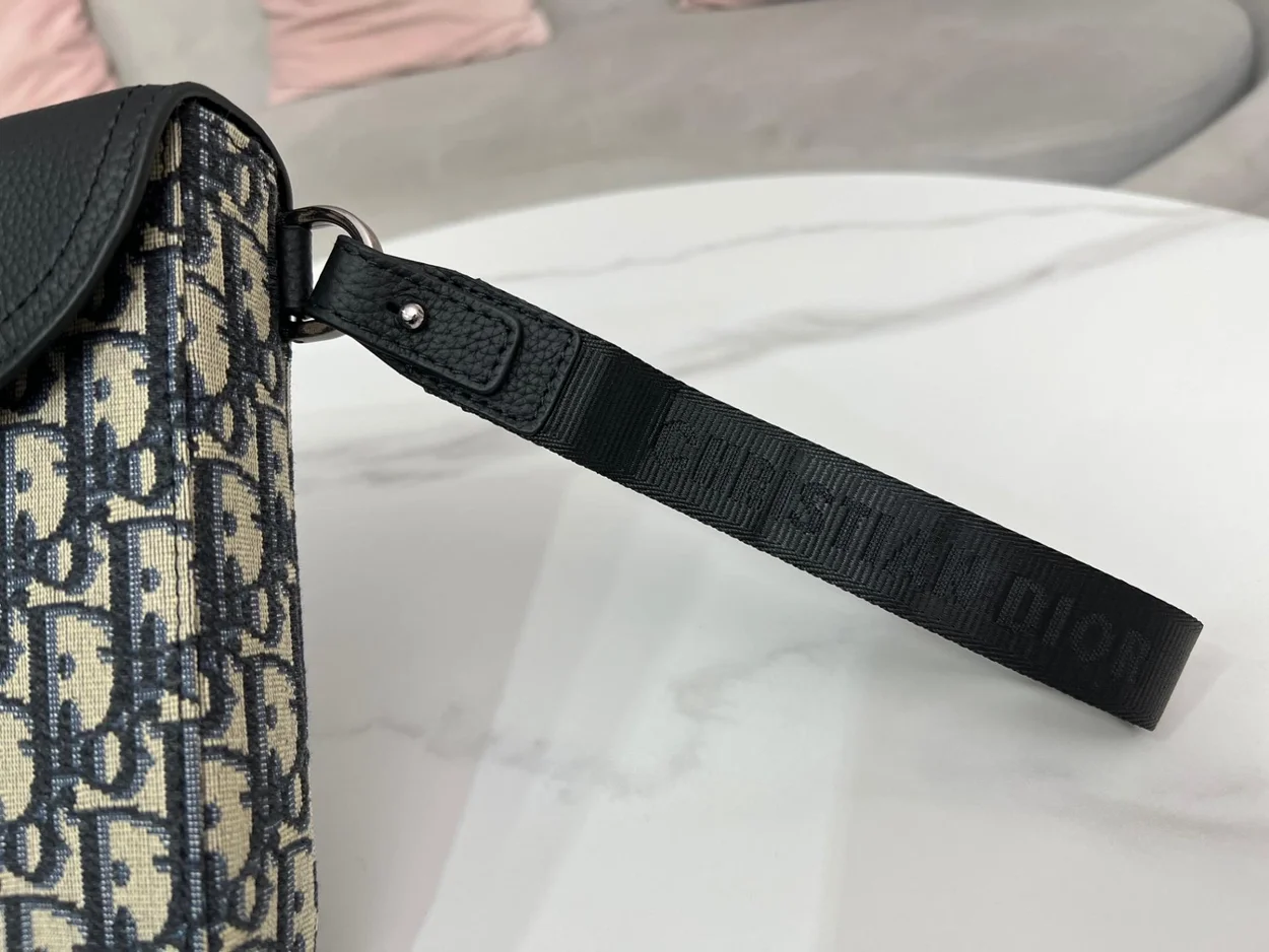 디올 오블리크 새들 A4 파우치