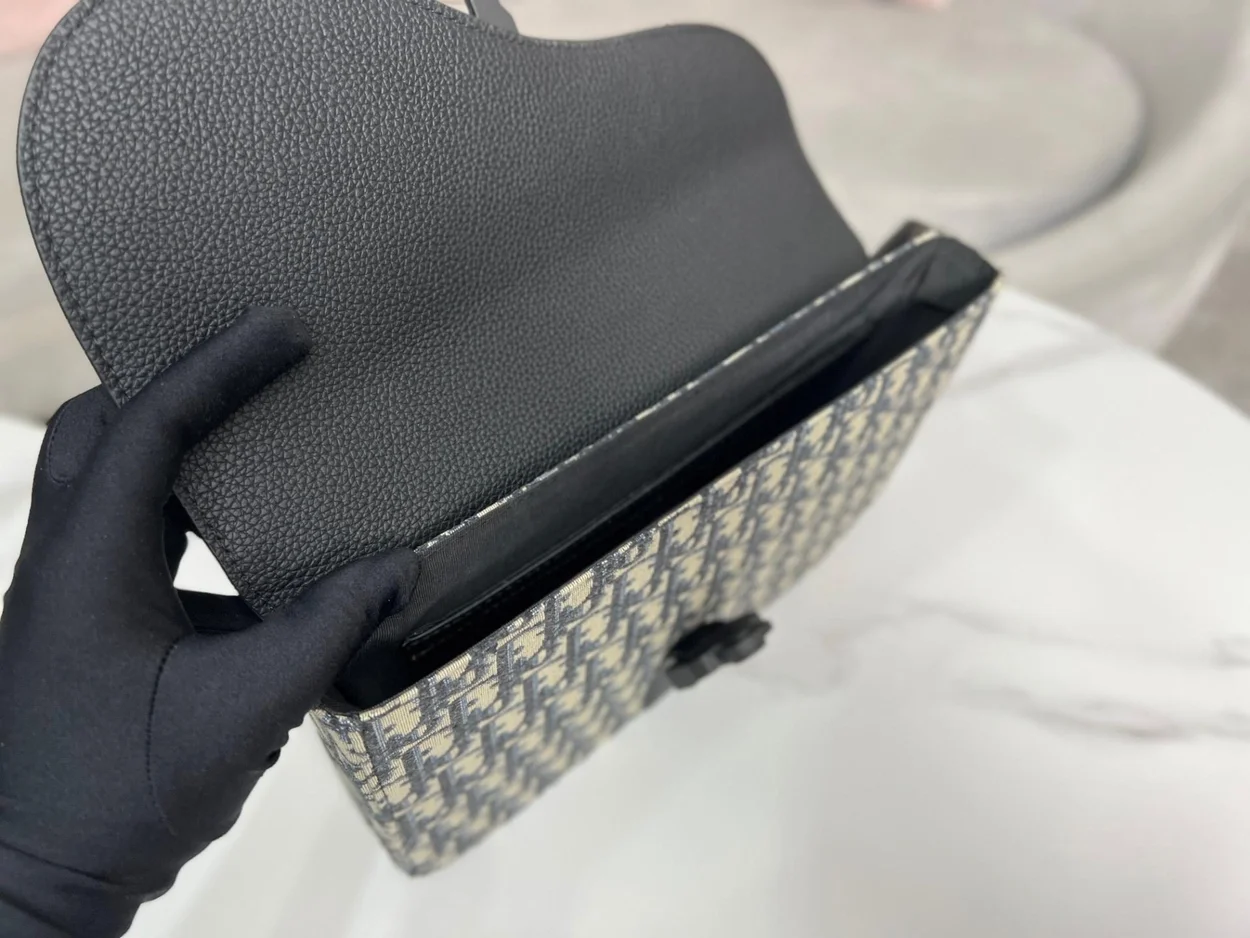 디올 오블리크 새들 A4 파우치