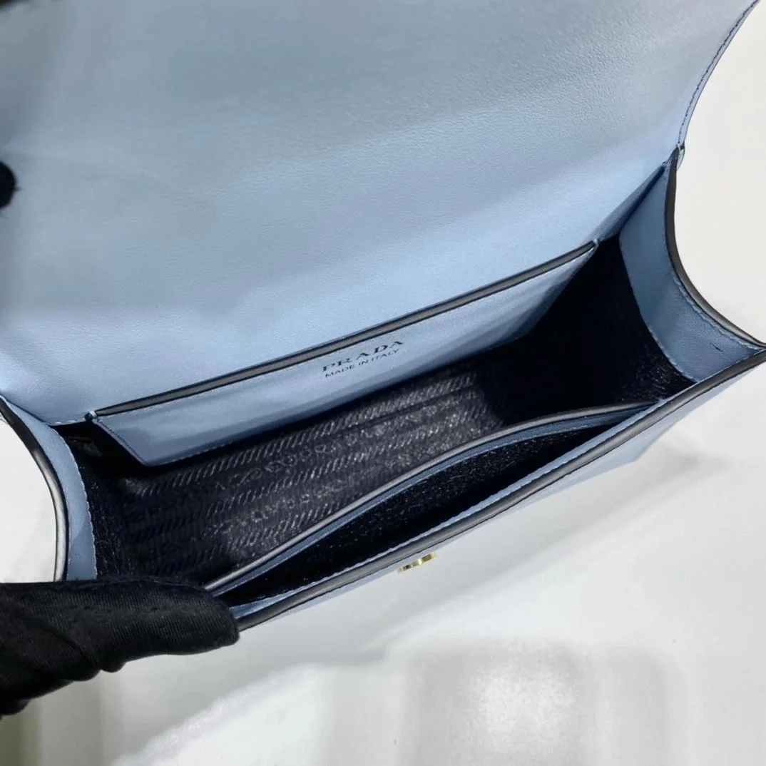 프라다 모노크롬 사피아노 가죽 백 스카이블루