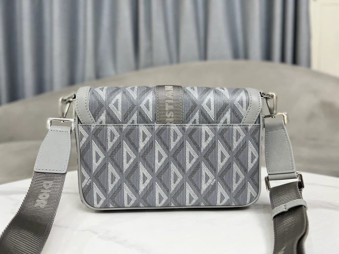 디올 다이아몬드 힛 더 로드 메신저 백 그레이