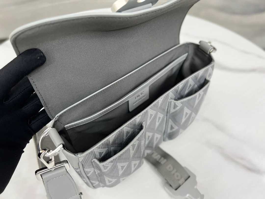 디올 다이아몬드 힛 더 로드 메신저 백 그레이