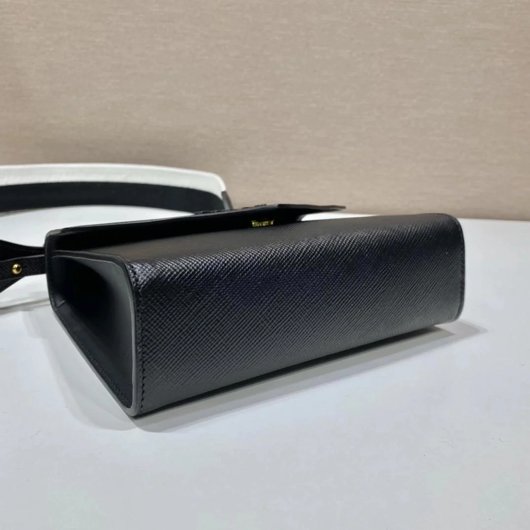 프라다 모노크롬 사피아노 가죽 백 블랙