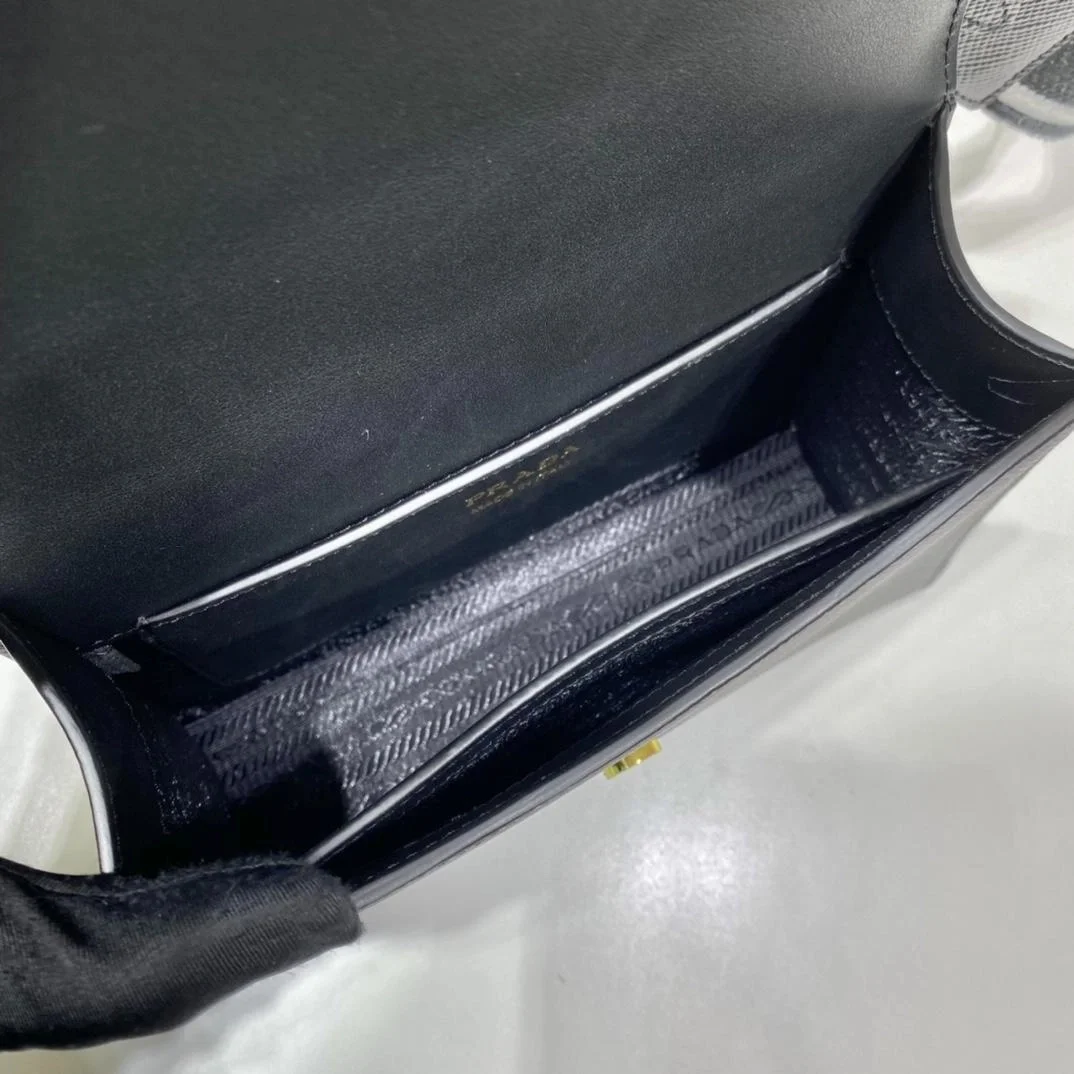 프라다 모노크롬 사피아노 가죽 백 블랙