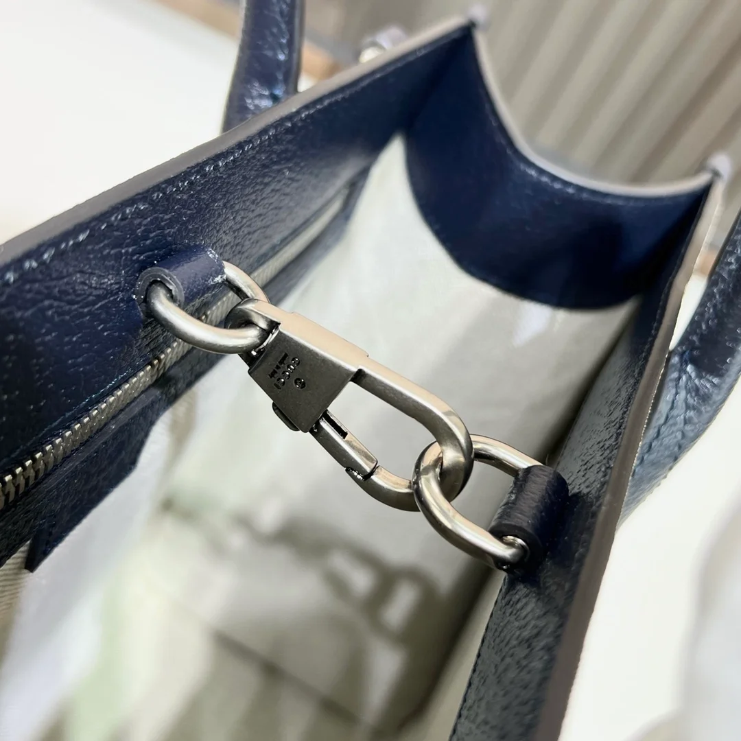 구찌 GG 슈프림 인터로킹 G 미디엄 토트백