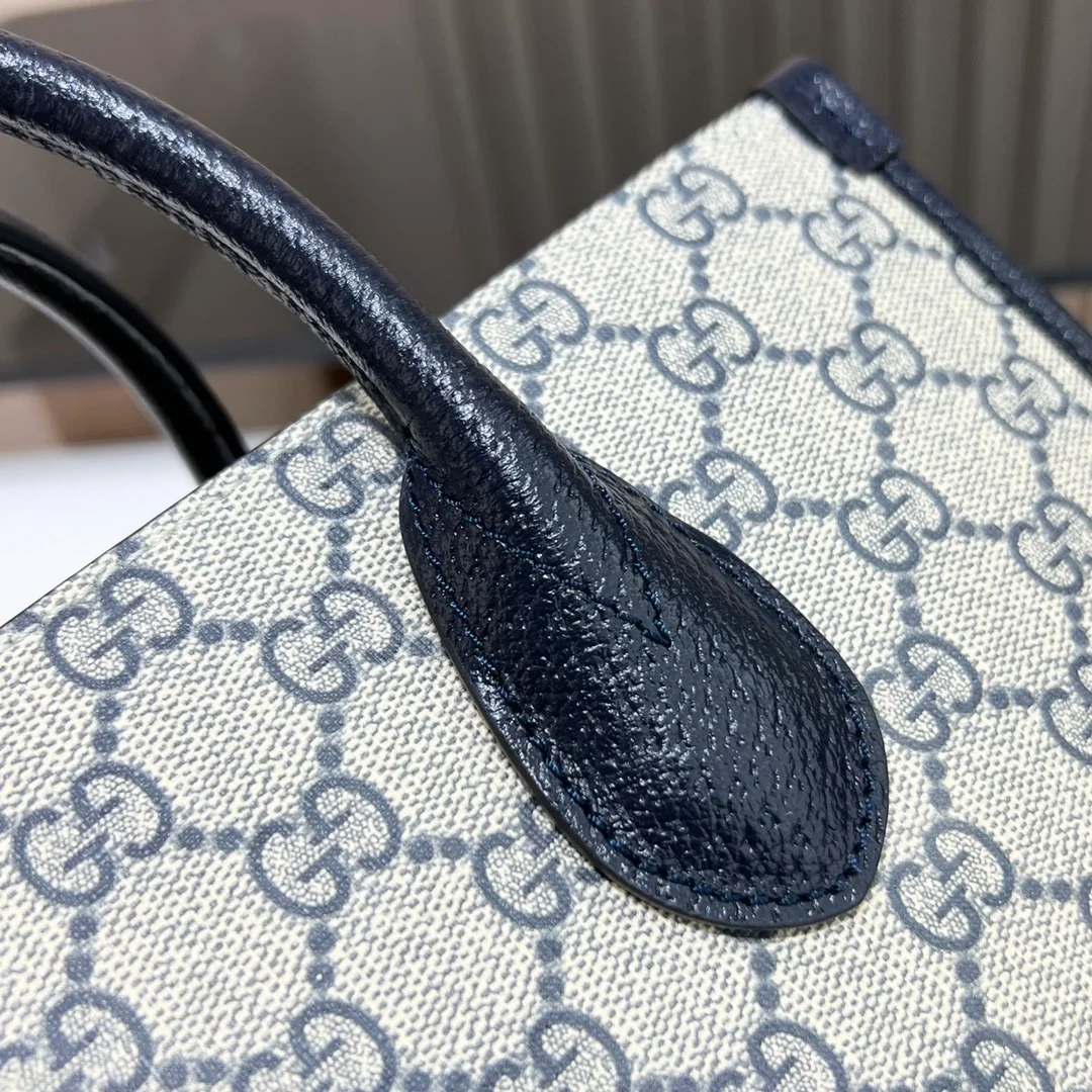 구찌 GG 슈프림 인터로킹 G 미디엄 토트백