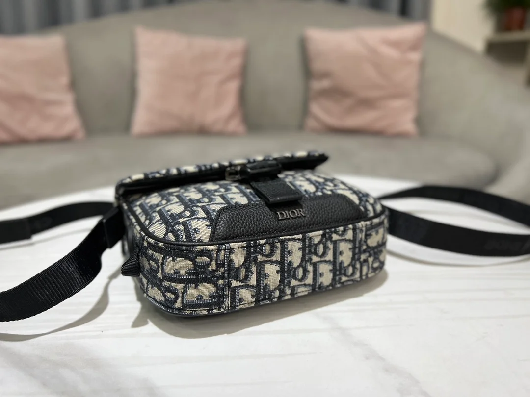 디올 익스플로어 스트랩 파우치 베이지