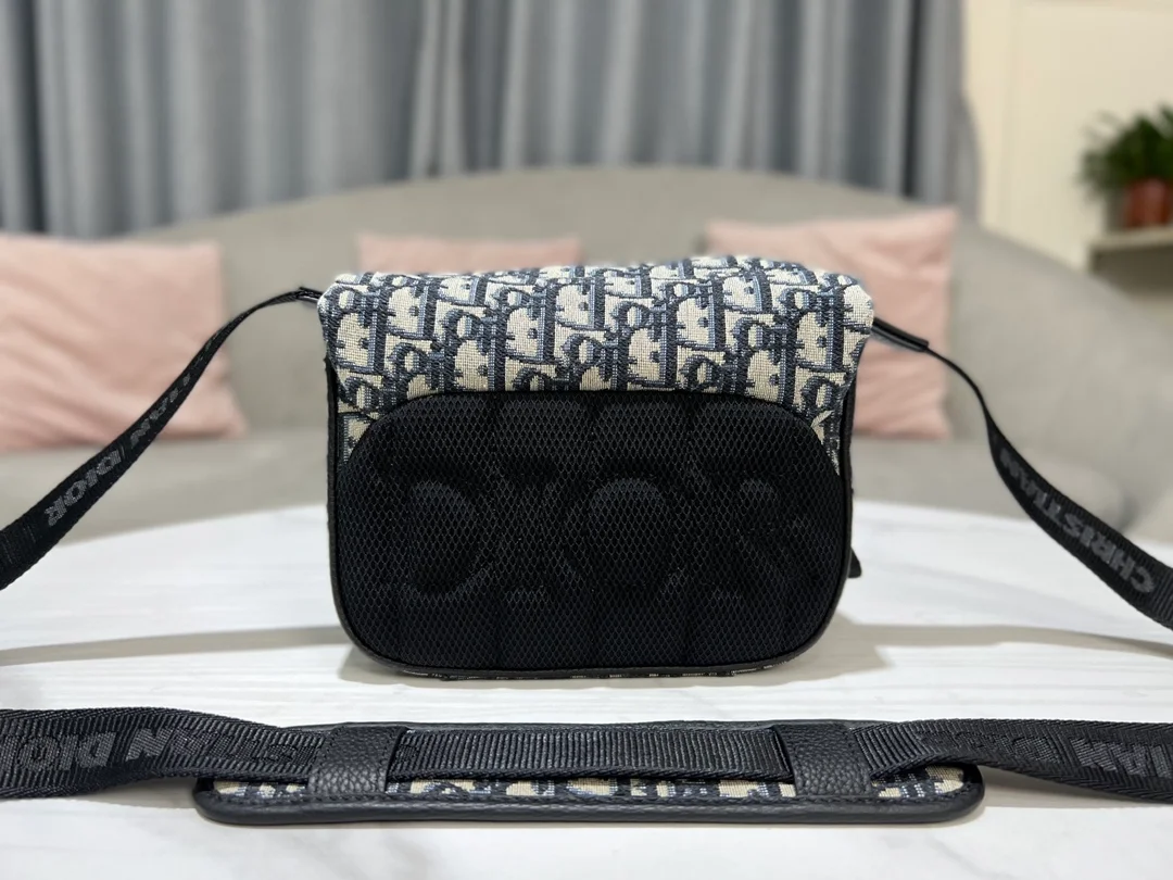 디올 익스플로어 스트랩 파우치 베이지