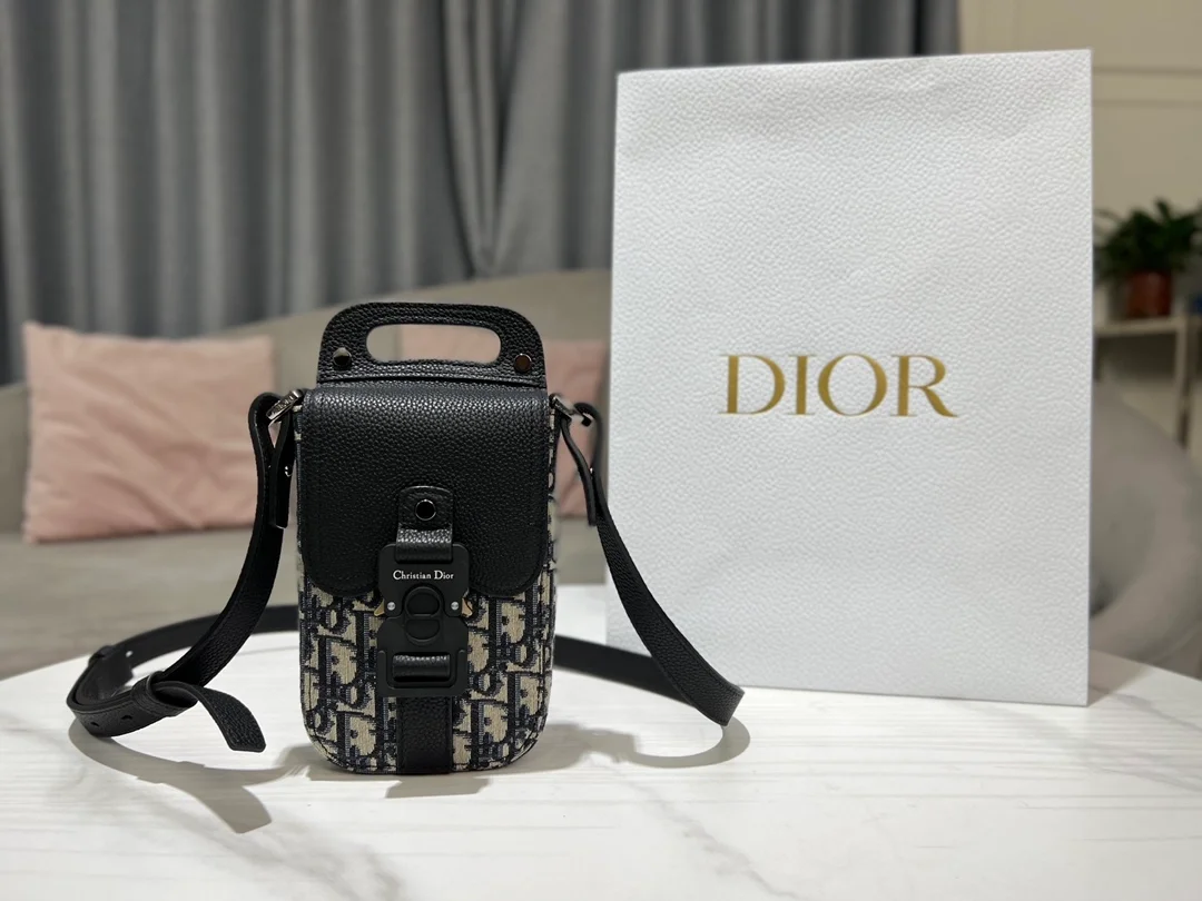 디올 새들 스트랩 버티컬 파우치