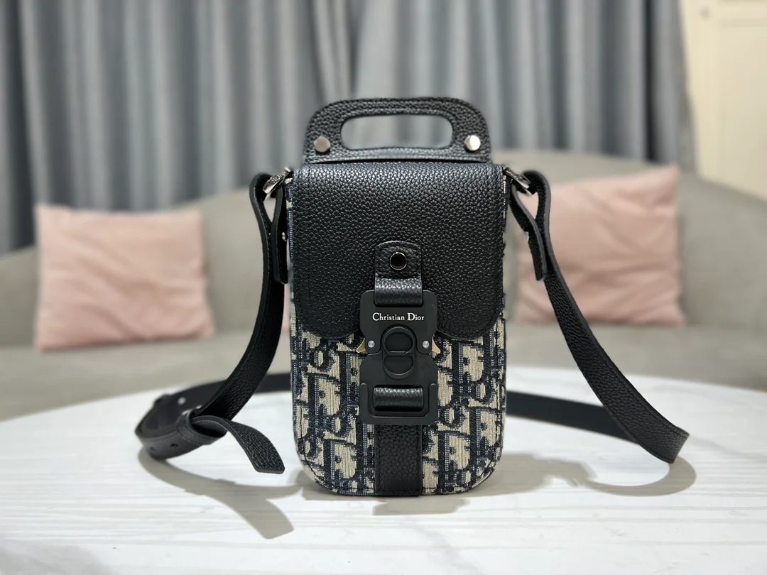 디올 새들 스트랩 버티컬 파우치