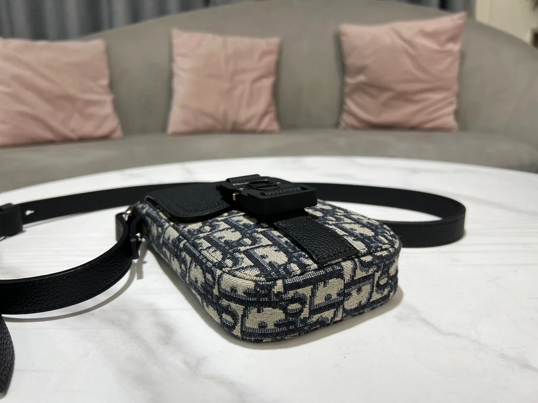 디올 새들 스트랩 버티컬 파우치