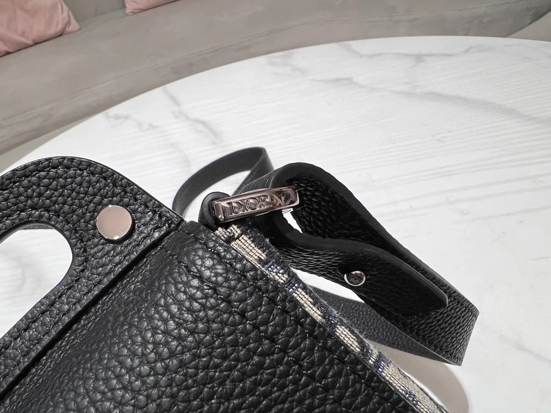 디올 새들 스트랩 버티컬 파우치