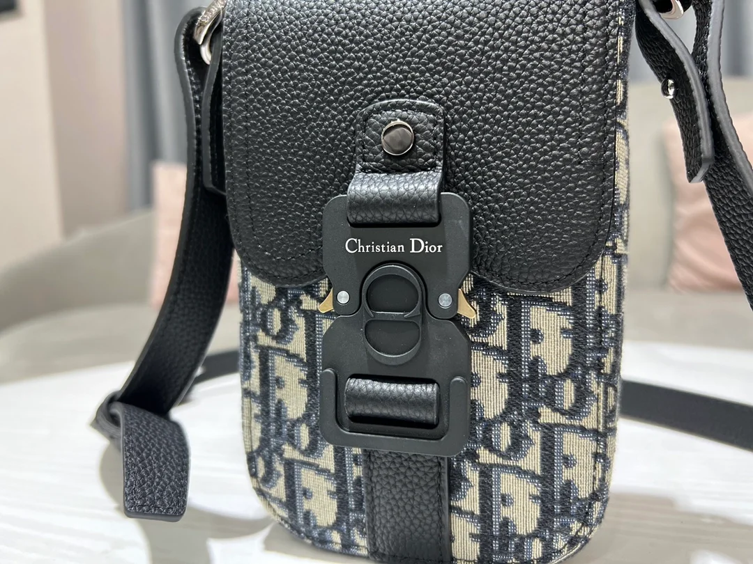 디올 새들 스트랩 버티컬 파우치