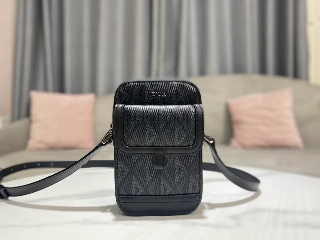 디올 힛 더 로드 버티컬 파우치 블랙