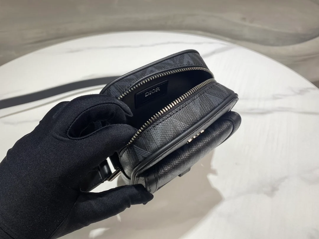 디올 힛 더 로드 버티컬 파우치 블랙