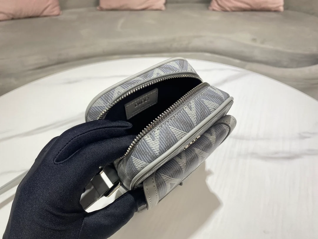 디올 힛 더 로드 버티컬 파우치 그레이