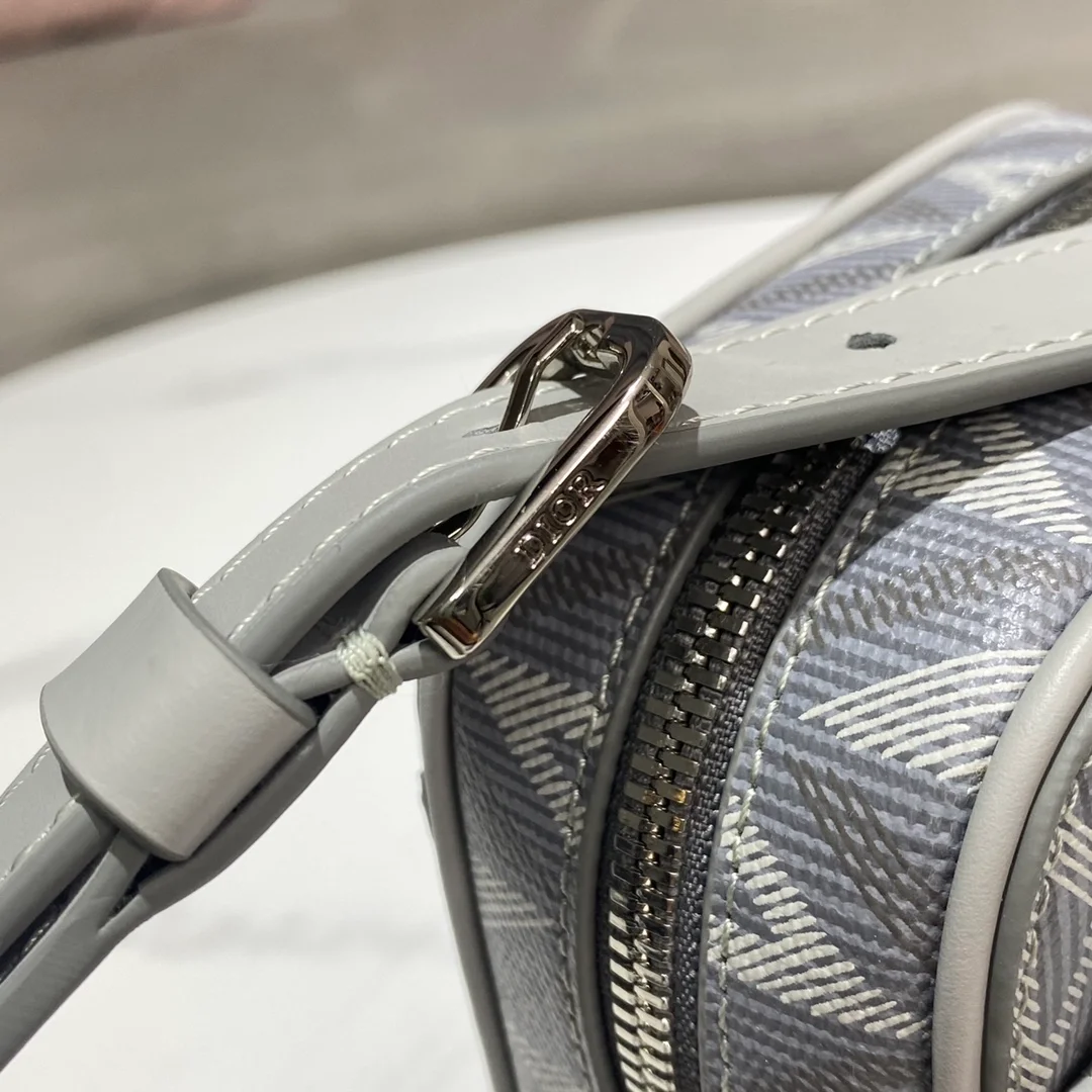 디올 힛 더 로드 버티컬 파우치 그레이