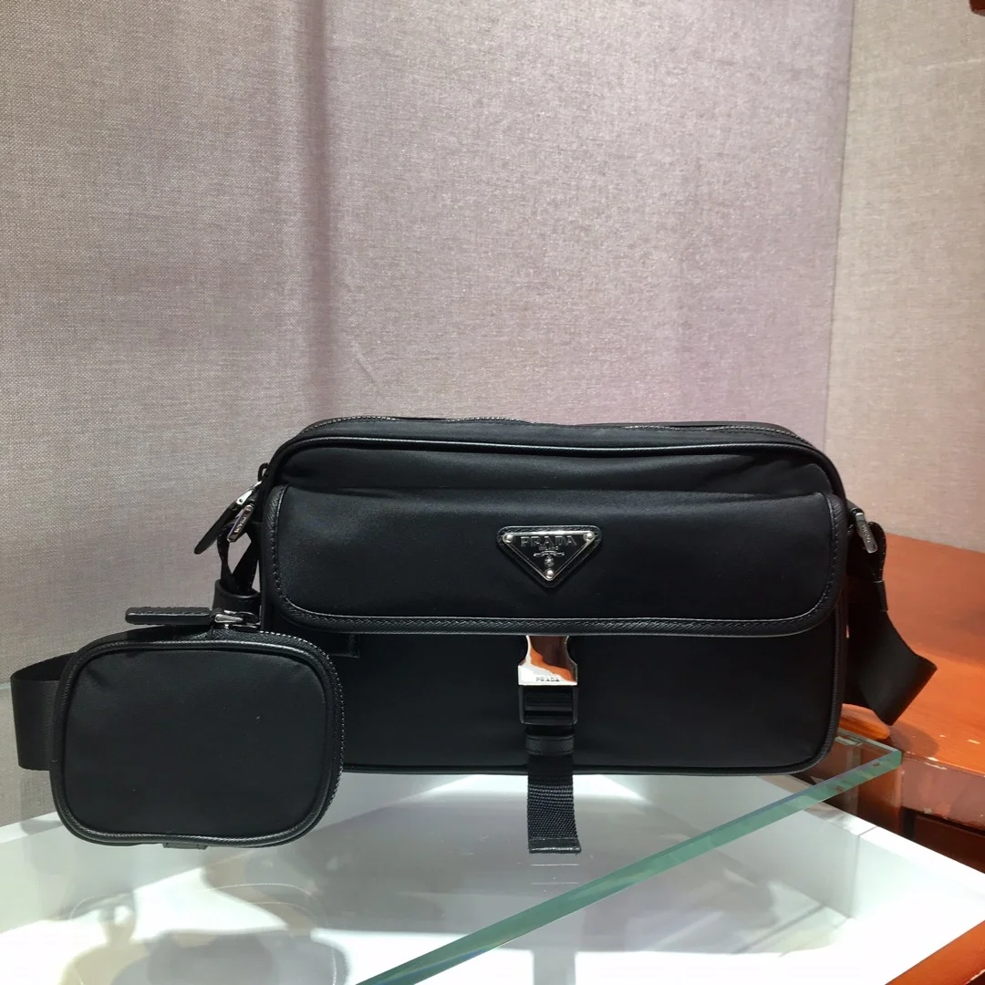 프라다 나일론 버클 크로스백