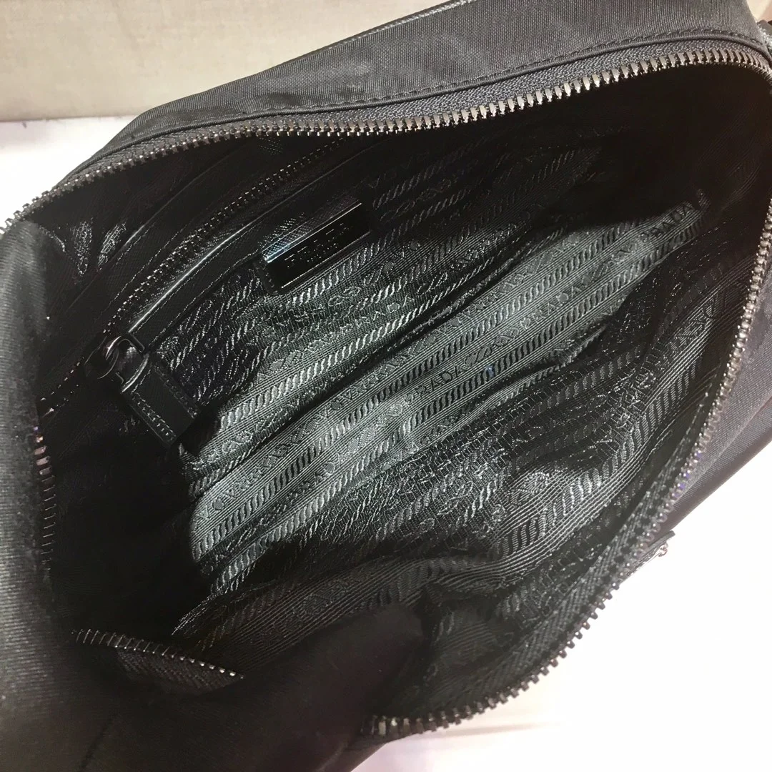 프라다 나일론 버클 크로스백