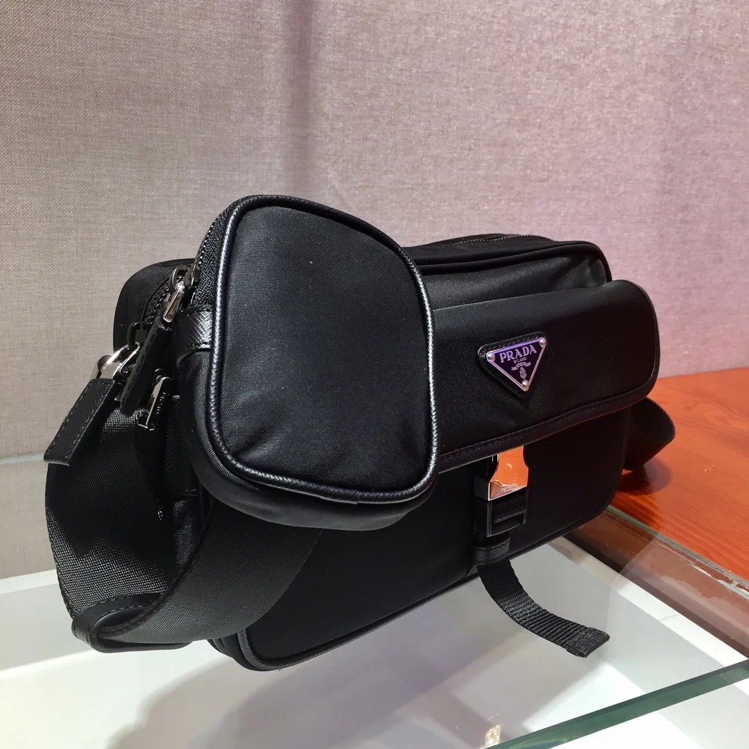 프라다 나일론 버클 크로스백