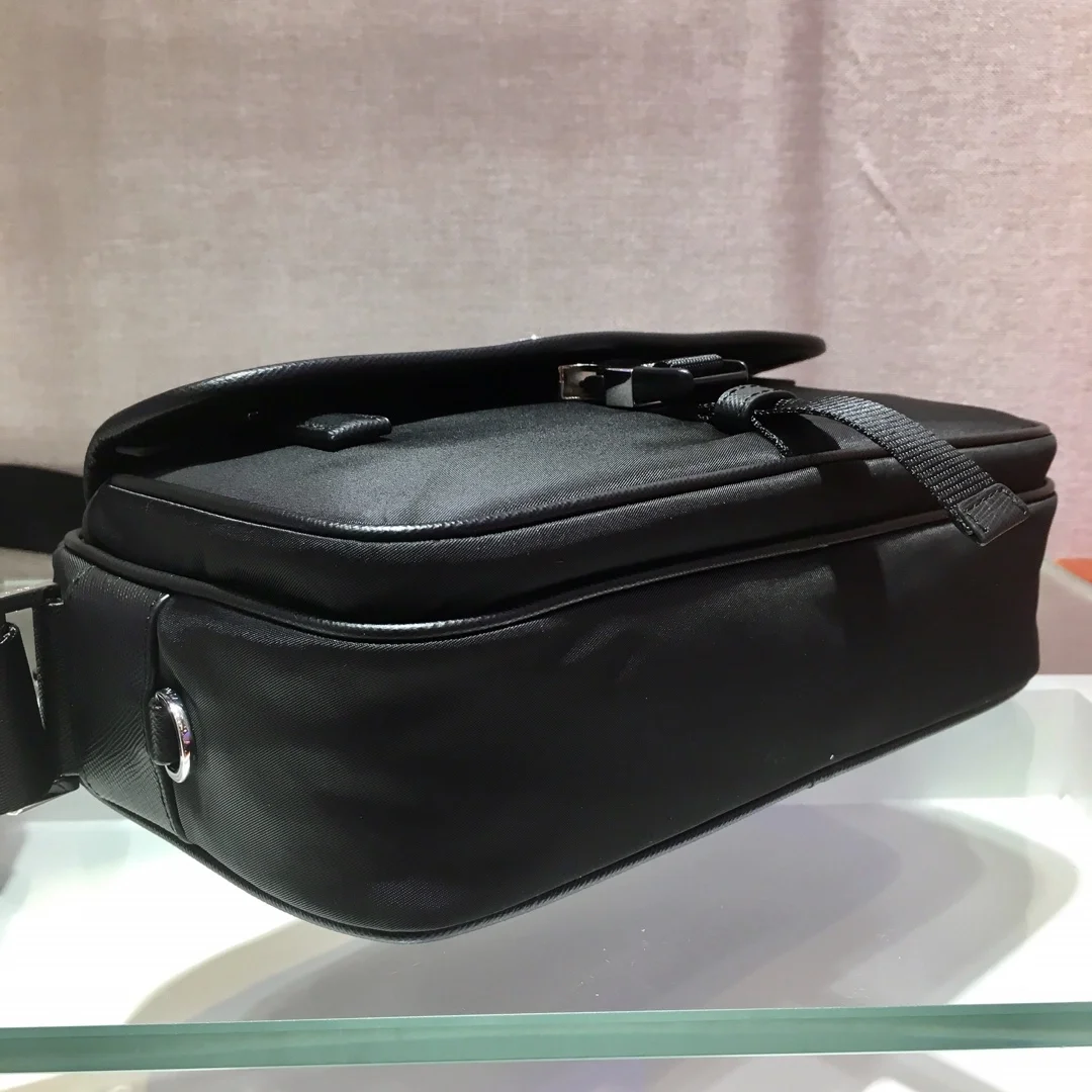 프라다 나일론 버클 크로스백