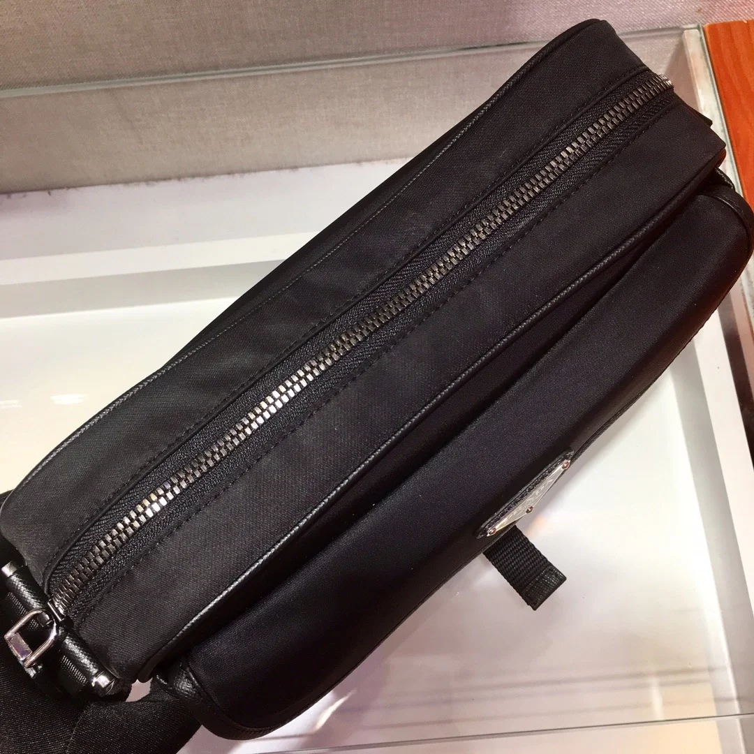 프라다 나일론 버클 크로스백