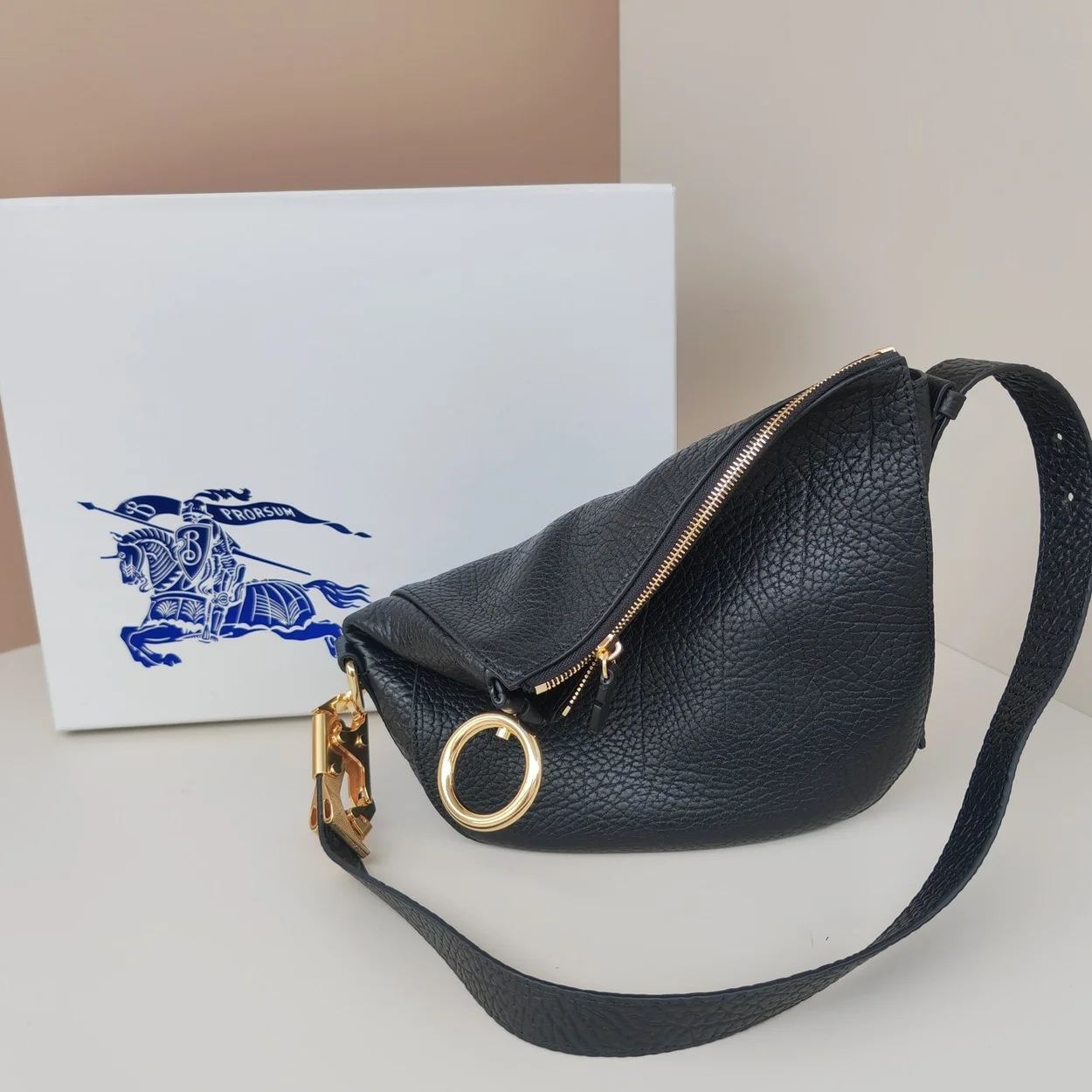 버버리 스몰 나이트백 골드블랙