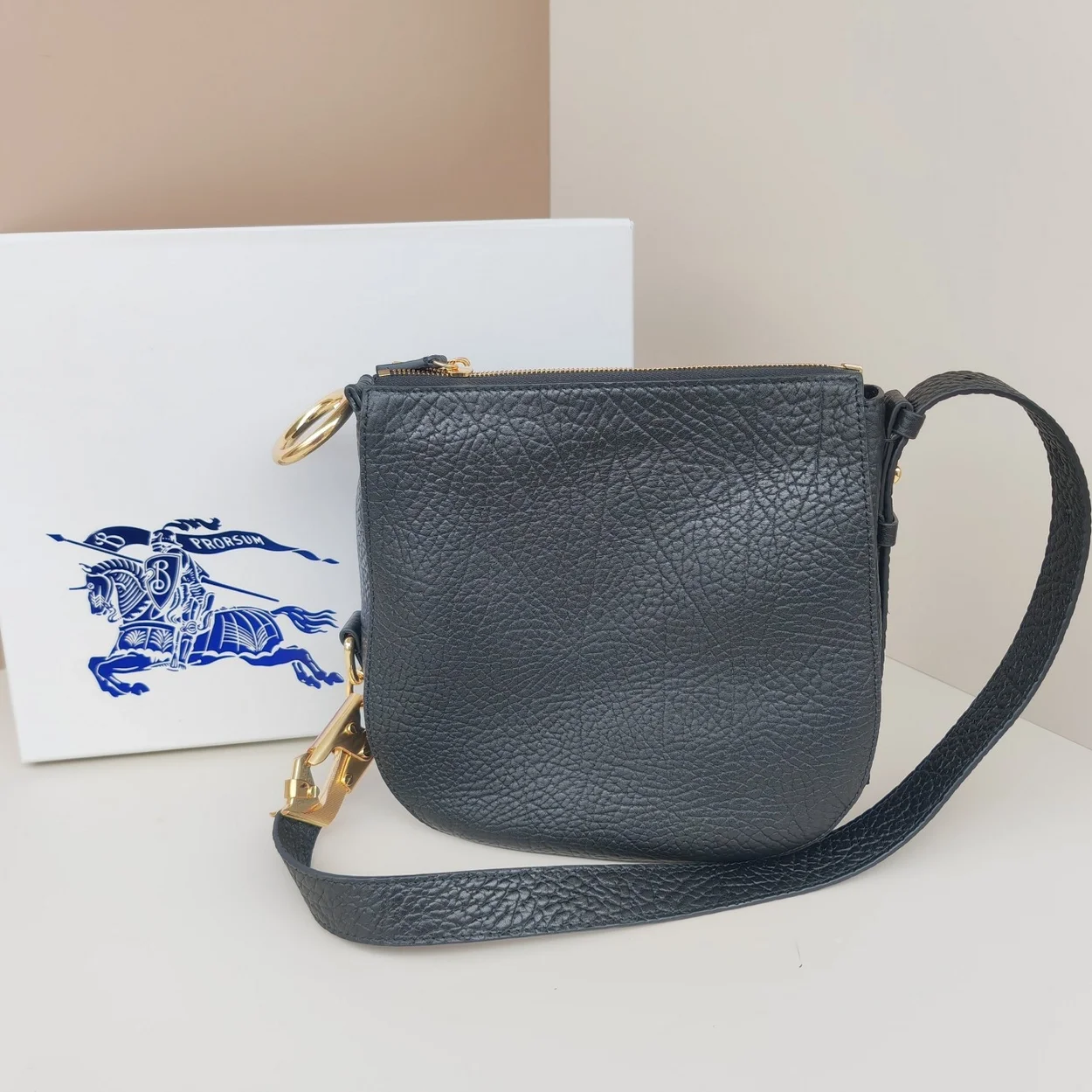 버버리 스몰 나이트백 골드블랙