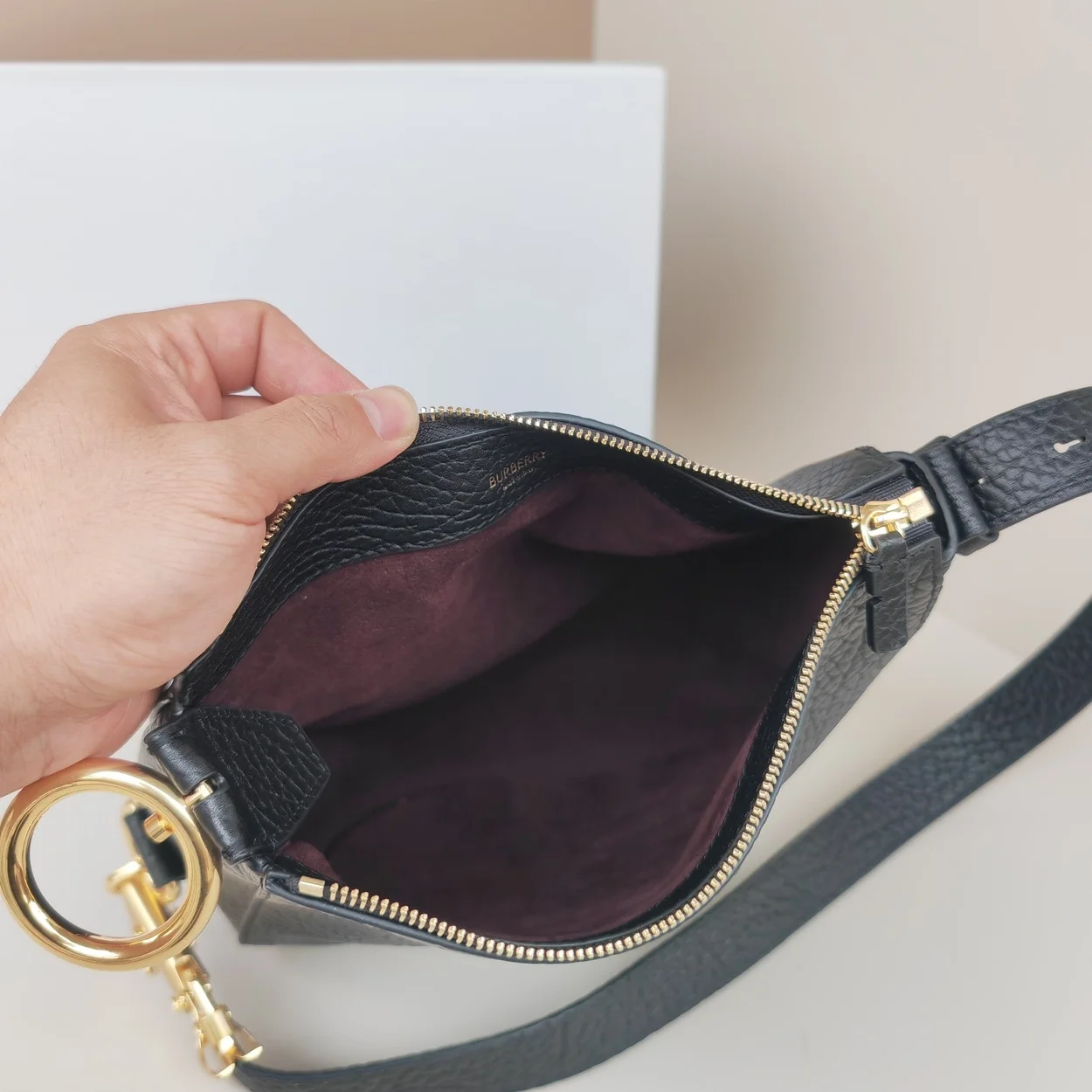 버버리 스몰 나이트백 골드블랙