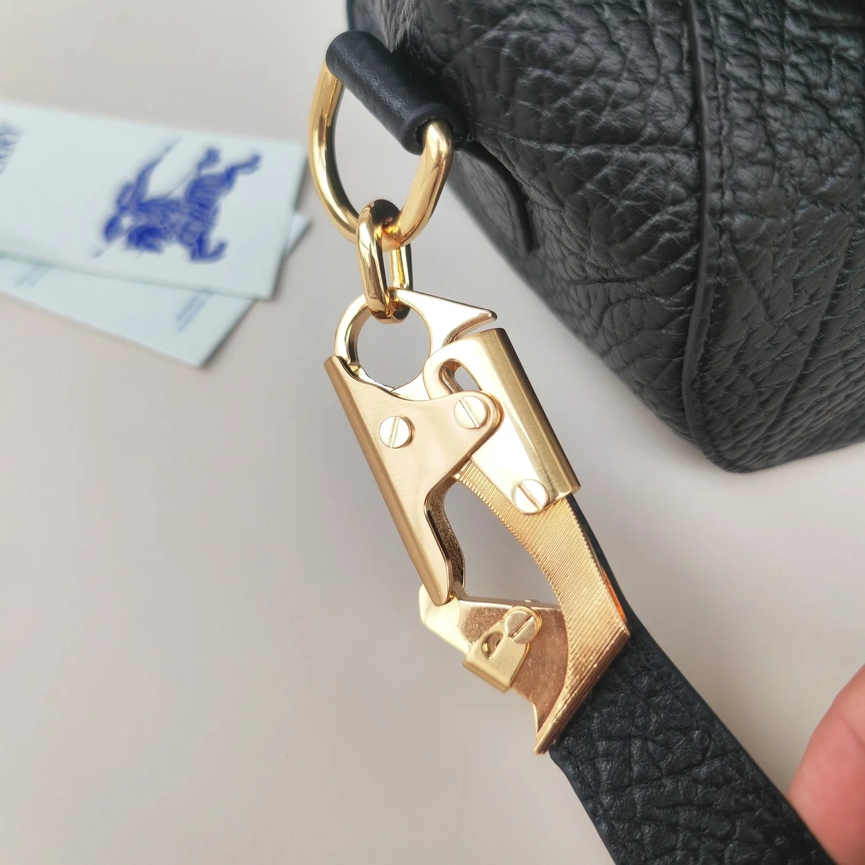 버버리 스몰 나이트백 골드블랙