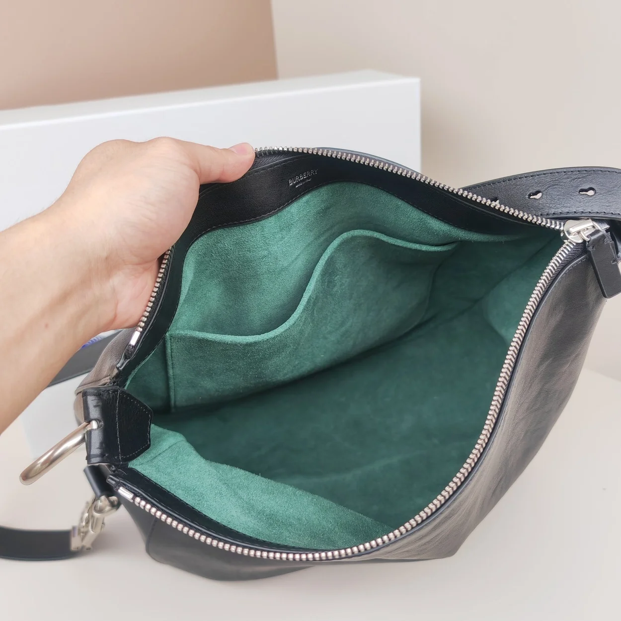 버버리 미디엄 나이트백 실버블랙