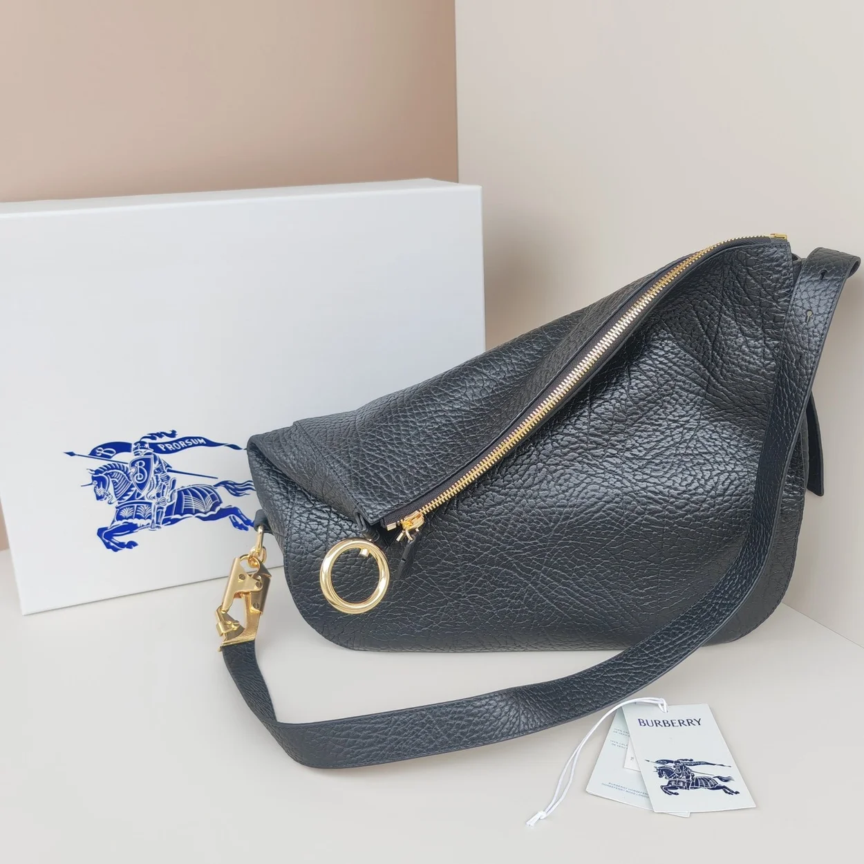 버버리 미디엄 나이트백 골드블랙