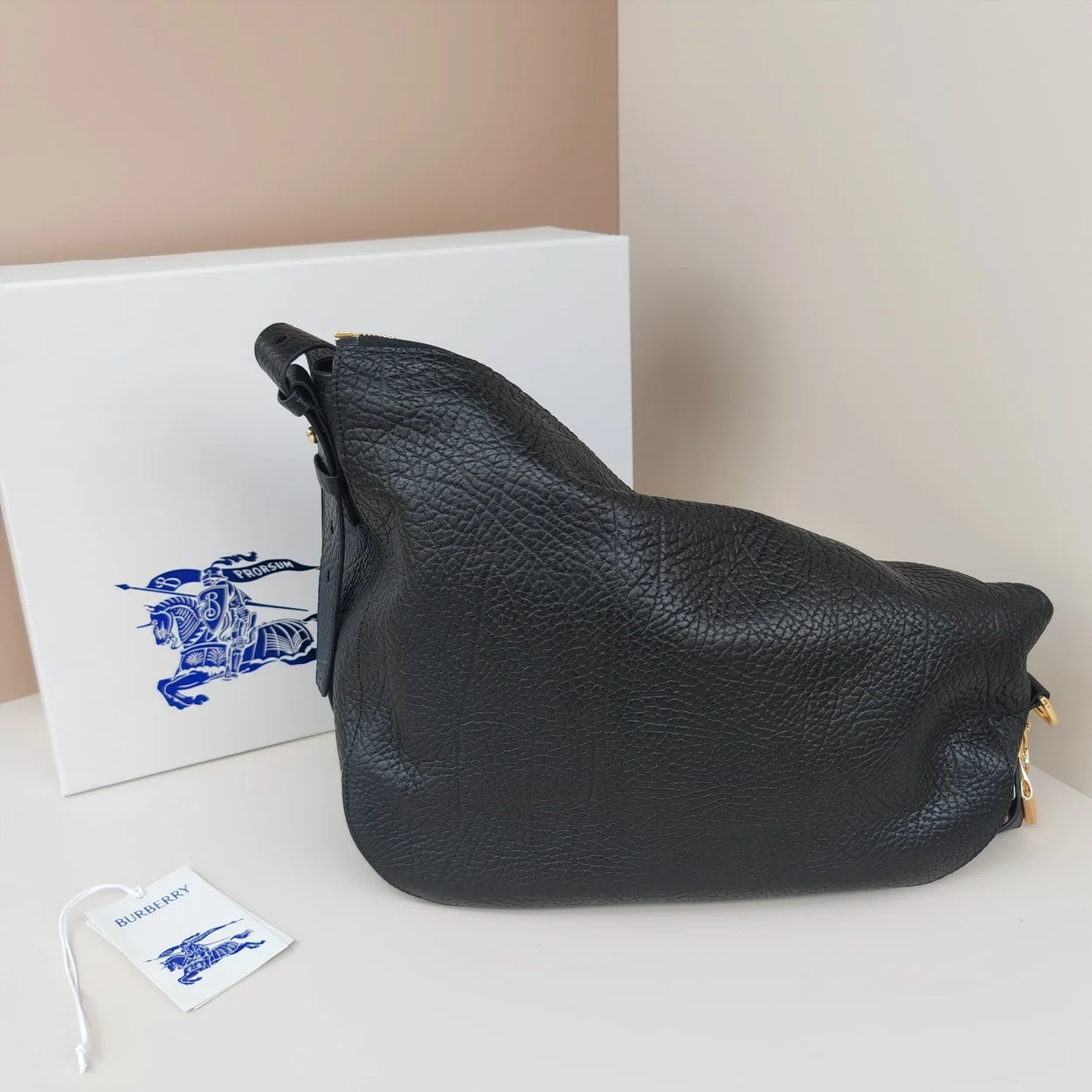 버버리 미디엄 나이트백 골드블랙