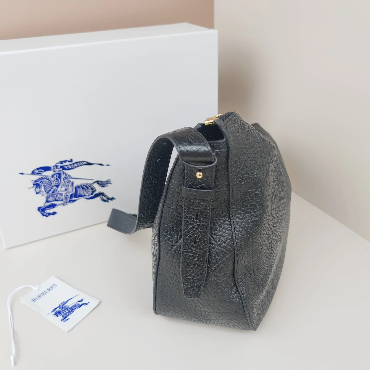 버버리 미디엄 나이트백 골드블랙