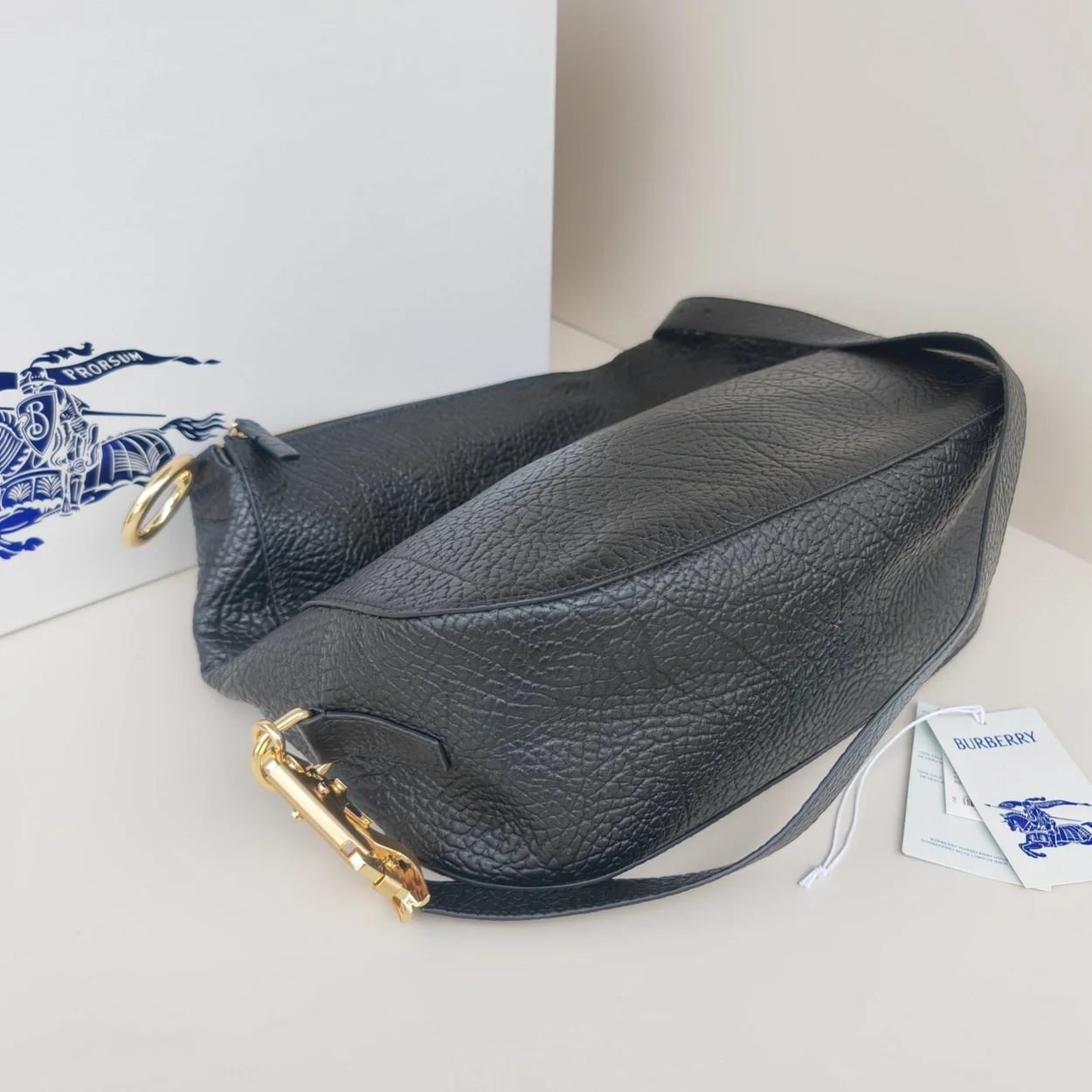 버버리 미디엄 나이트백 골드블랙