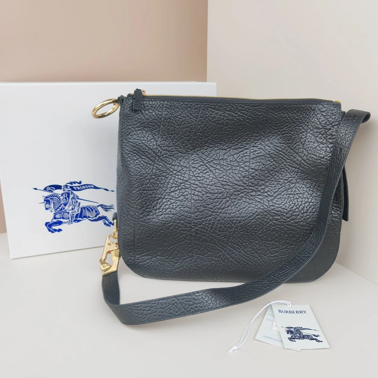 버버리 미디엄 나이트백 골드블랙