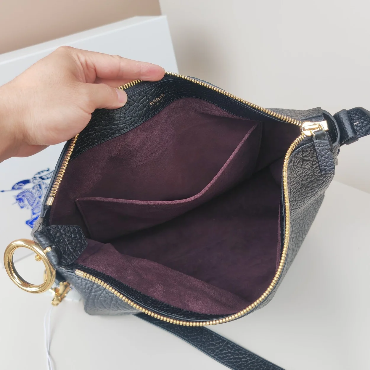 버버리 미디엄 나이트백 골드블랙