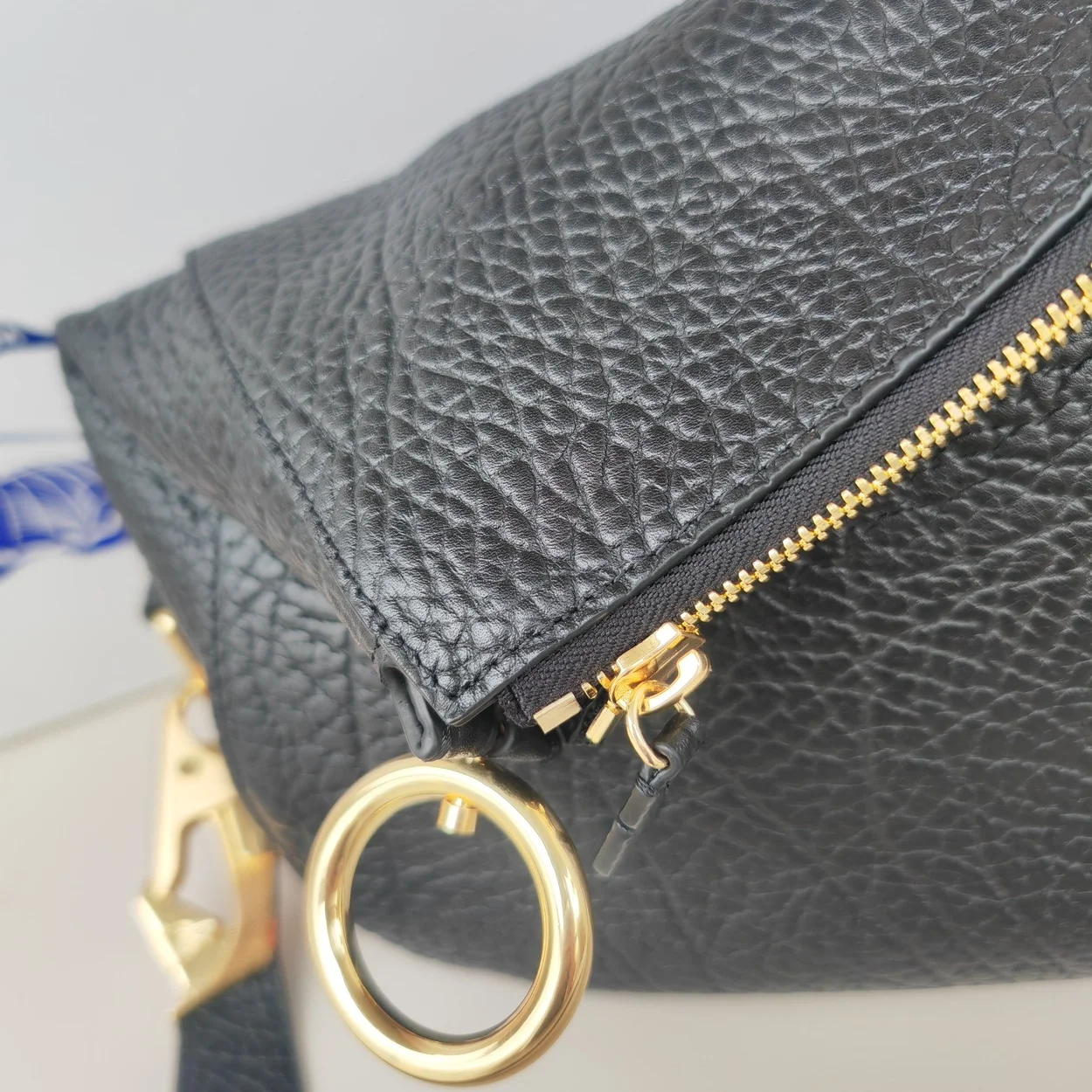 버버리 미디엄 나이트백 골드블랙