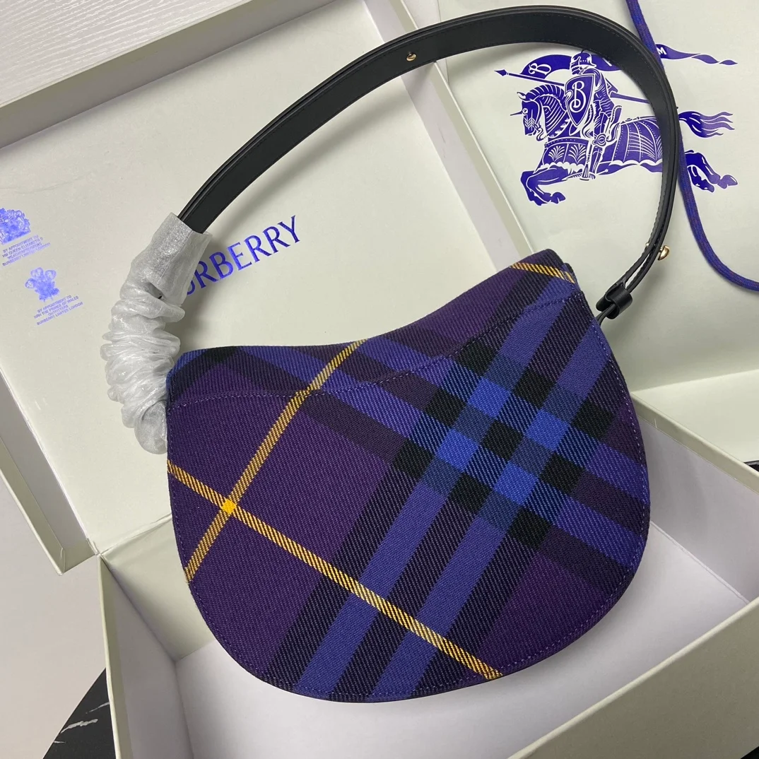 버버리 미디엄 로킹 홀스백 퍼플