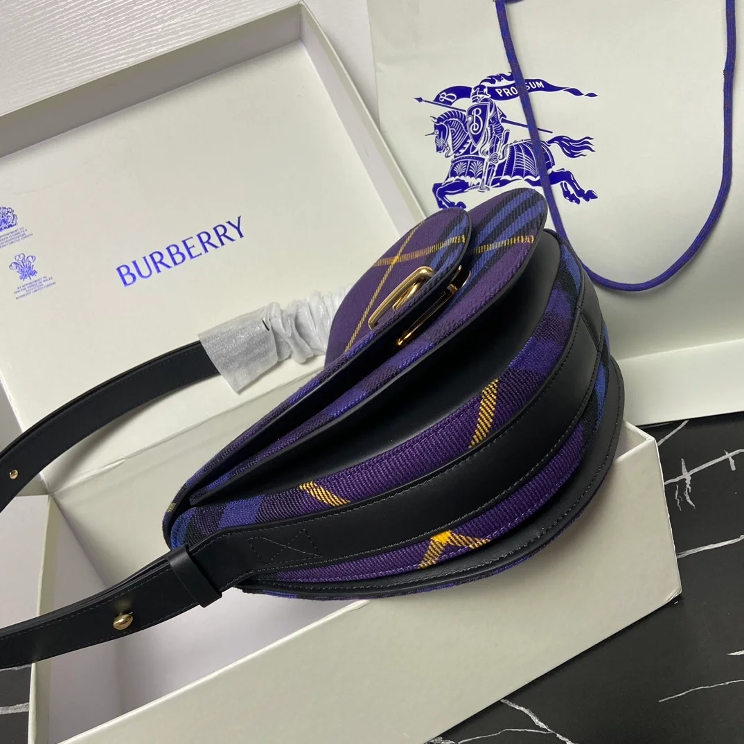 버버리 미디엄 로킹 홀스백 퍼플