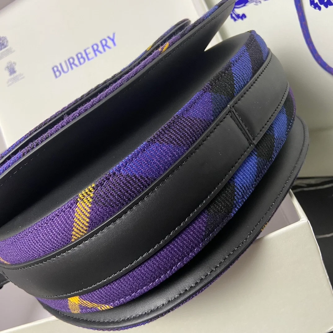 버버리 미디엄 로킹 홀스백 퍼플