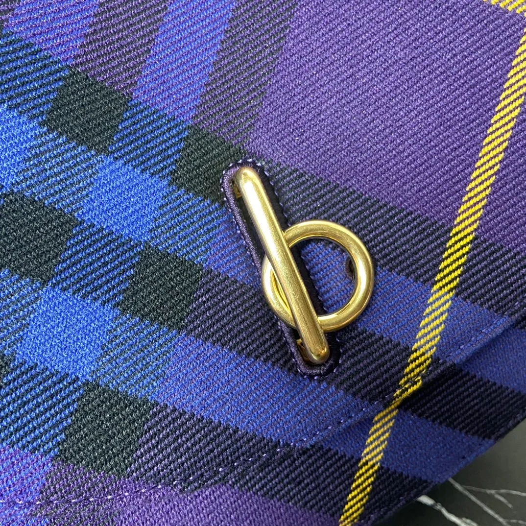 버버리 미디엄 로킹 홀스백 퍼플