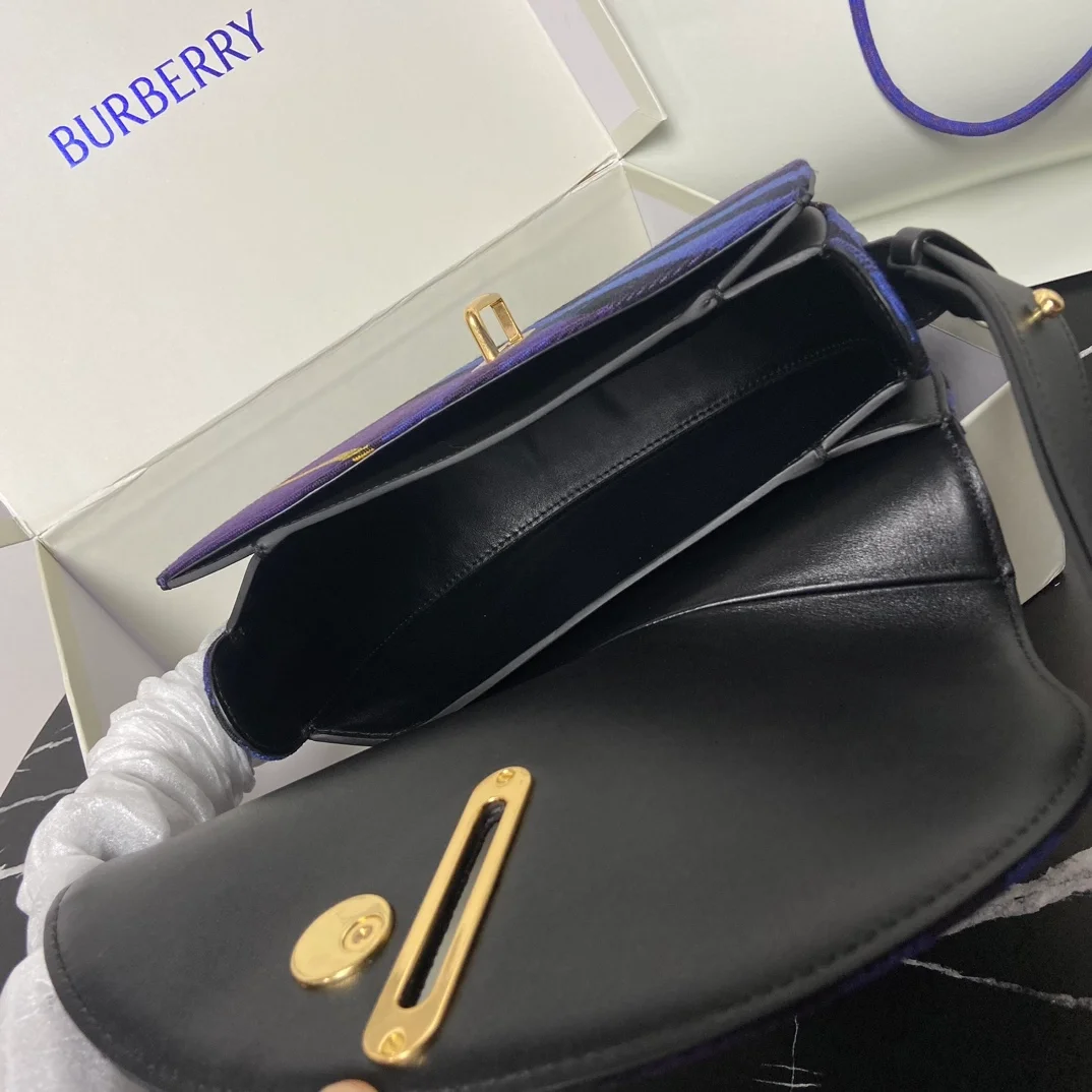 버버리 미디엄 로킹 홀스백 퍼플