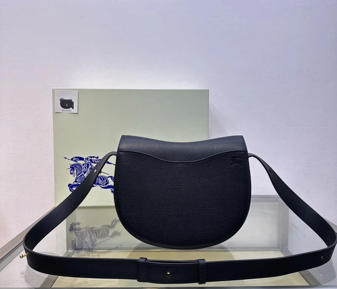 버버리 미디엄 로킹 홀스백 블랙