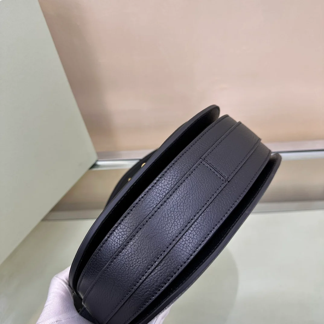 버버리 미디엄 로킹 홀스백 블랙