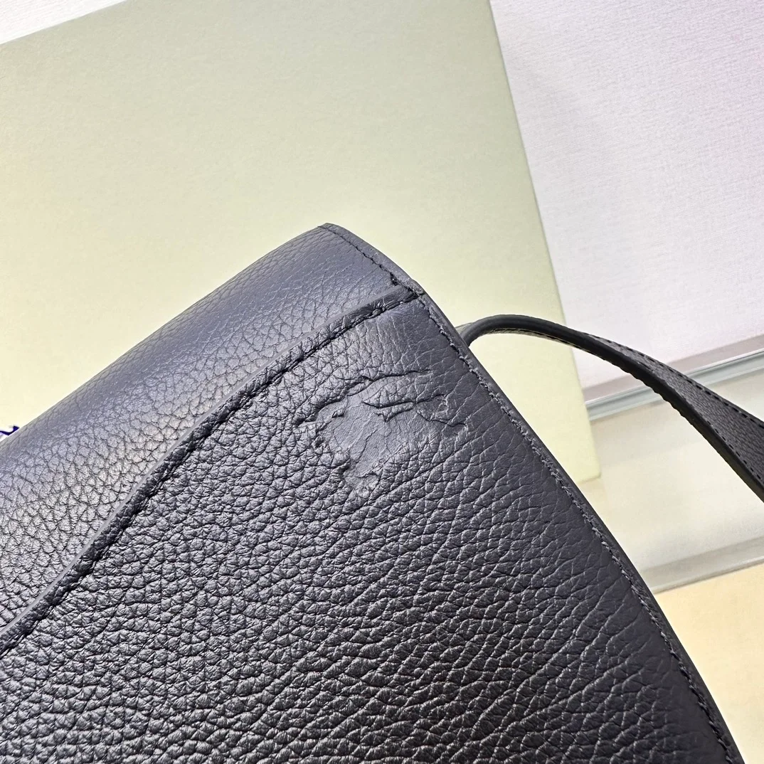 버버리 미디엄 로킹 홀스백 블랙